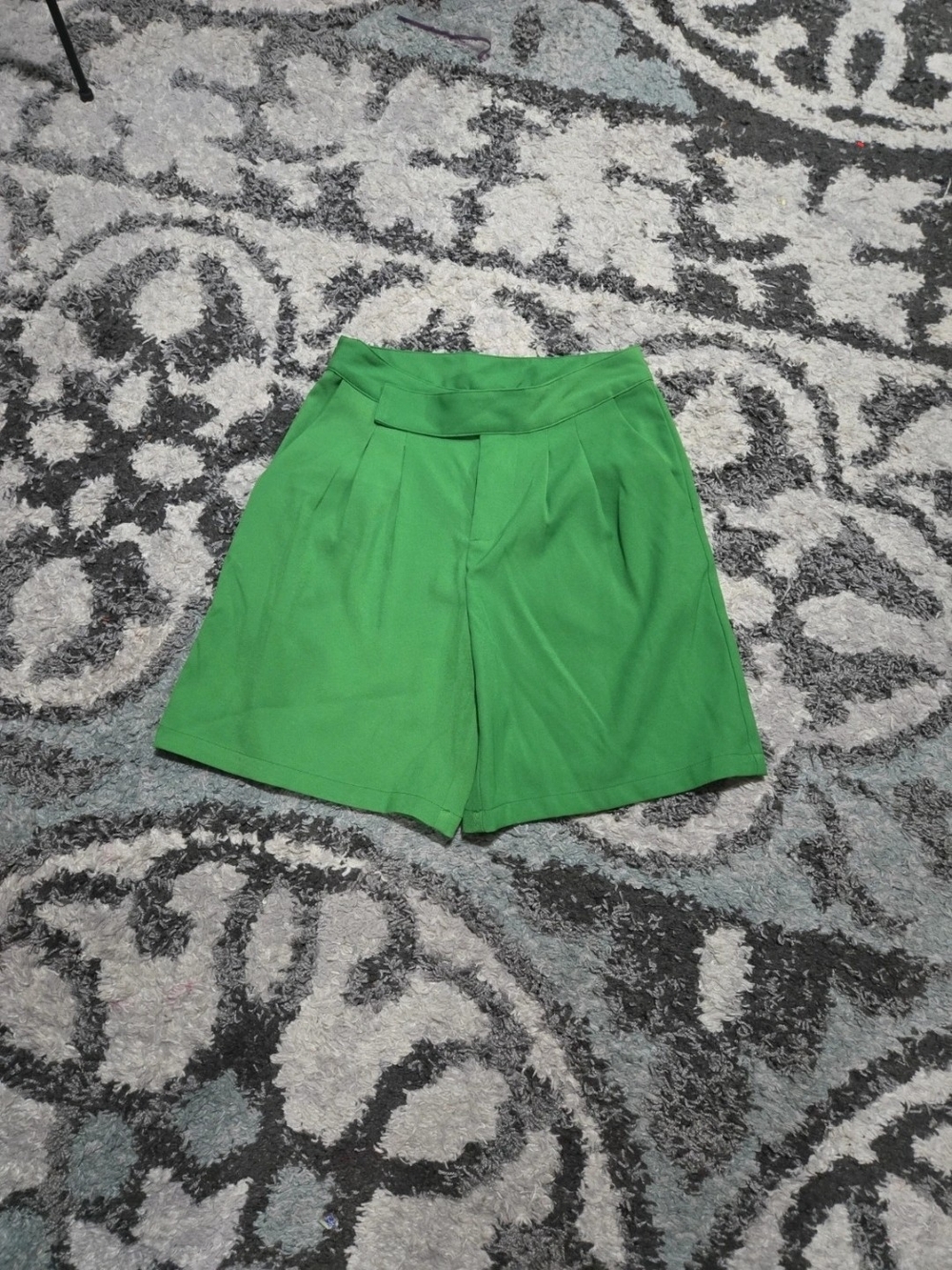 High-Waist Green Pleated Women's Bermuda Shorts